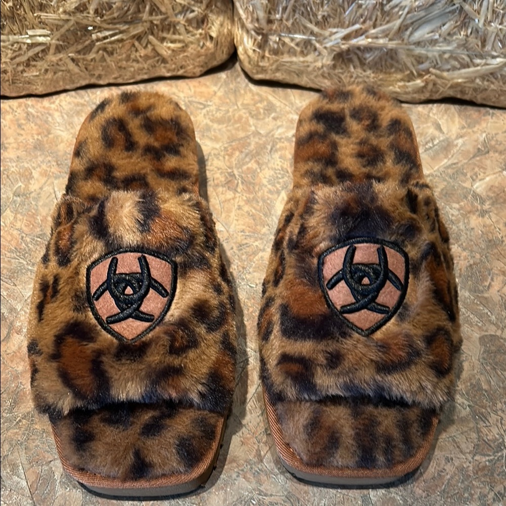 ARIAT Cozy Leopard Print Fuzzy Slipper Slides